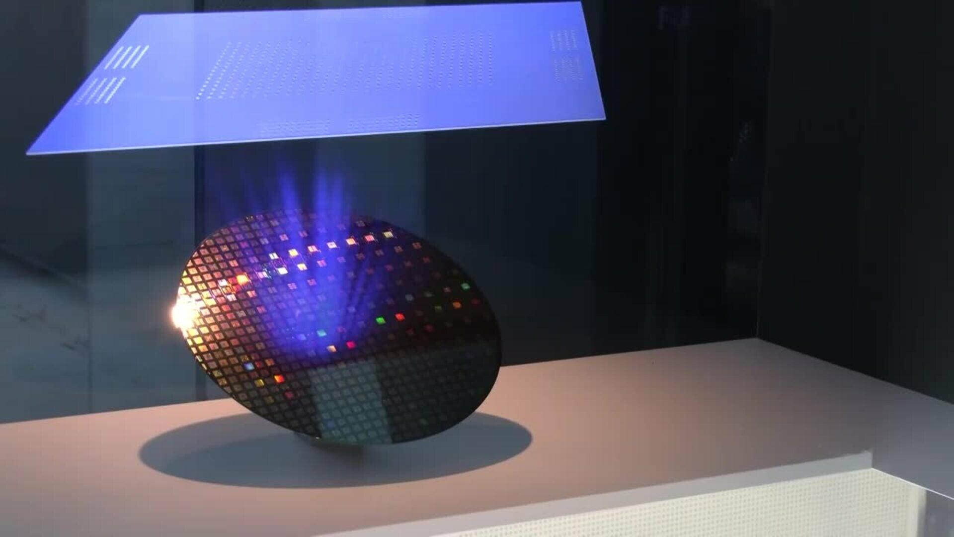 Moreno comprueba el compromiso y cumplimiento de plazos para la instalación del IMEC en Málaga