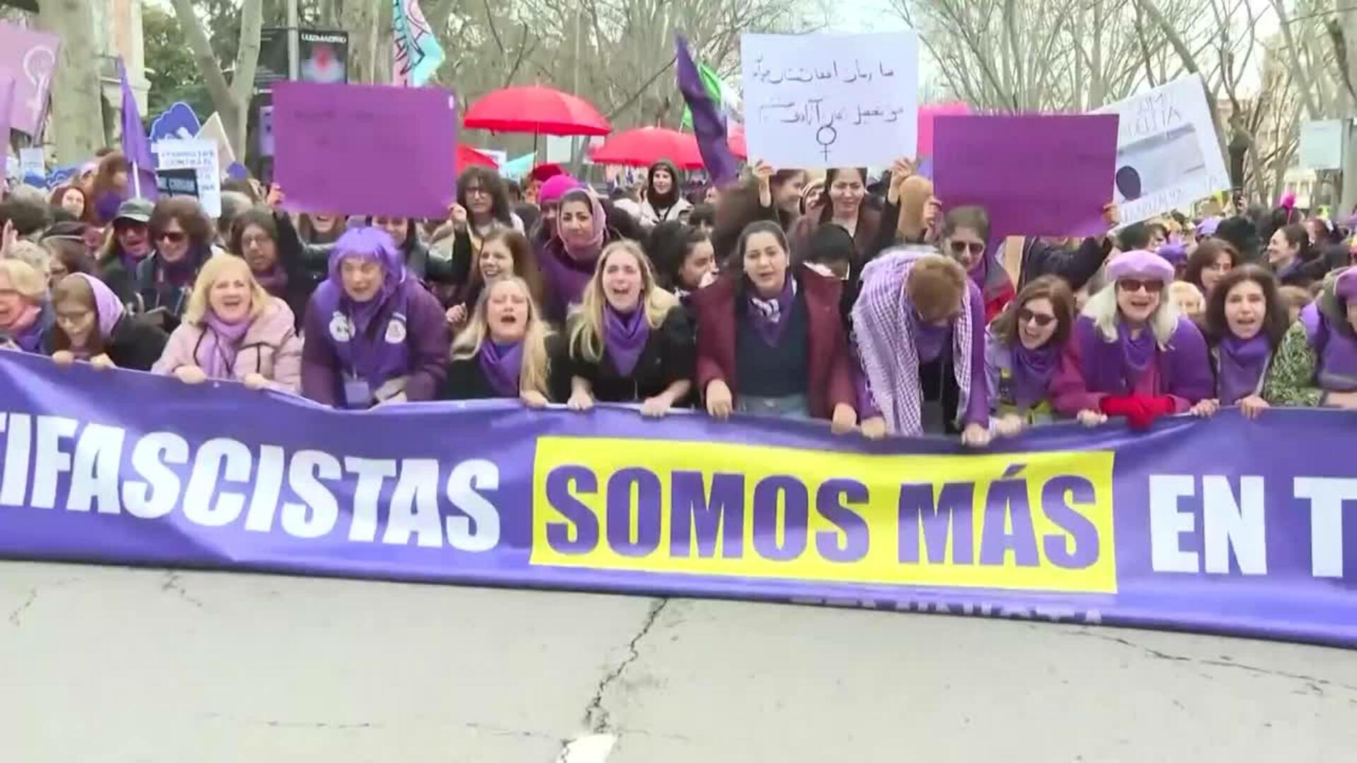 Los partidos políticos defienden la igualdad feminista en dos manifestaciones diferentes