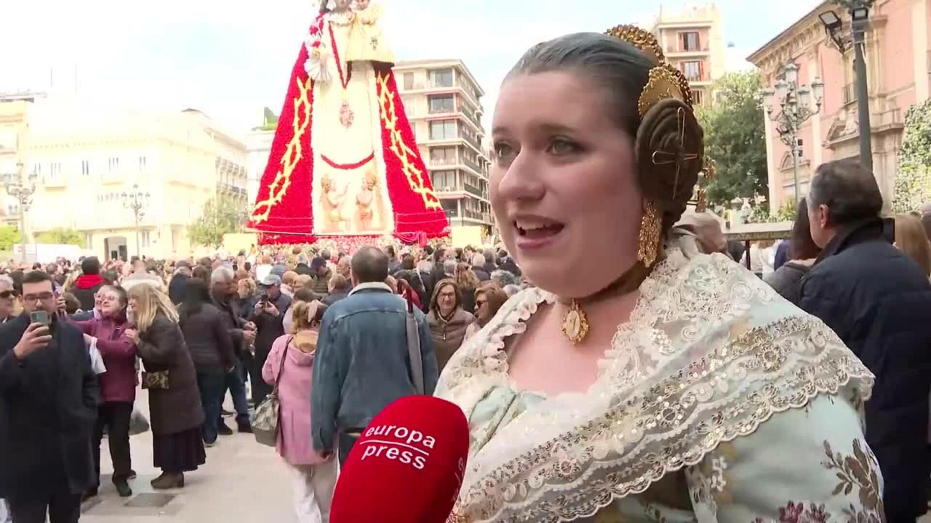 La ‘Geperudeta’ pide “paz” con claveles tras las Fallas 2026