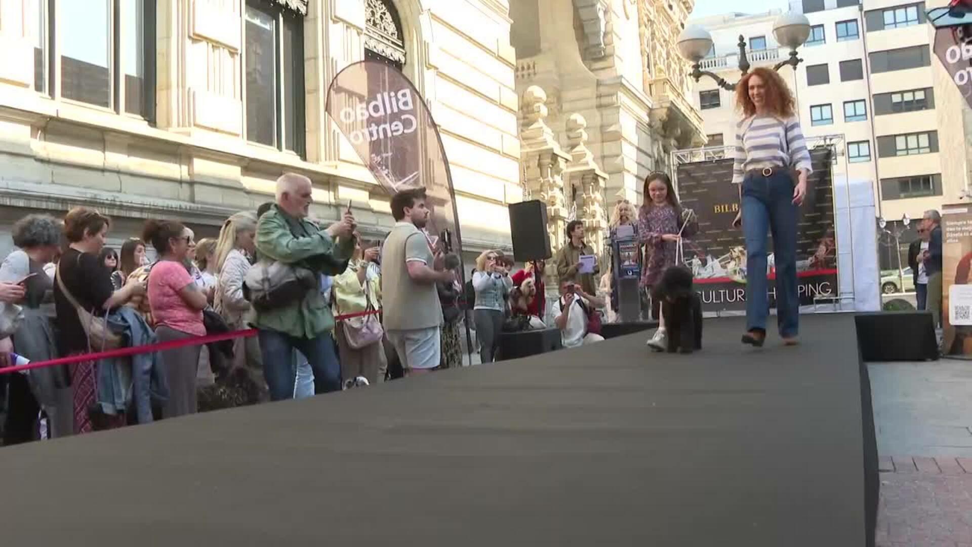 El centro de Bilbao sirve de pasarela para la moda de primavera para mascotas