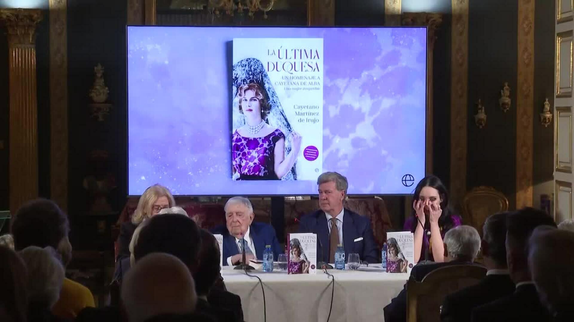 Los Alba escenifican su unión arropando a Cayetano Martínez de Irujo con su último libro