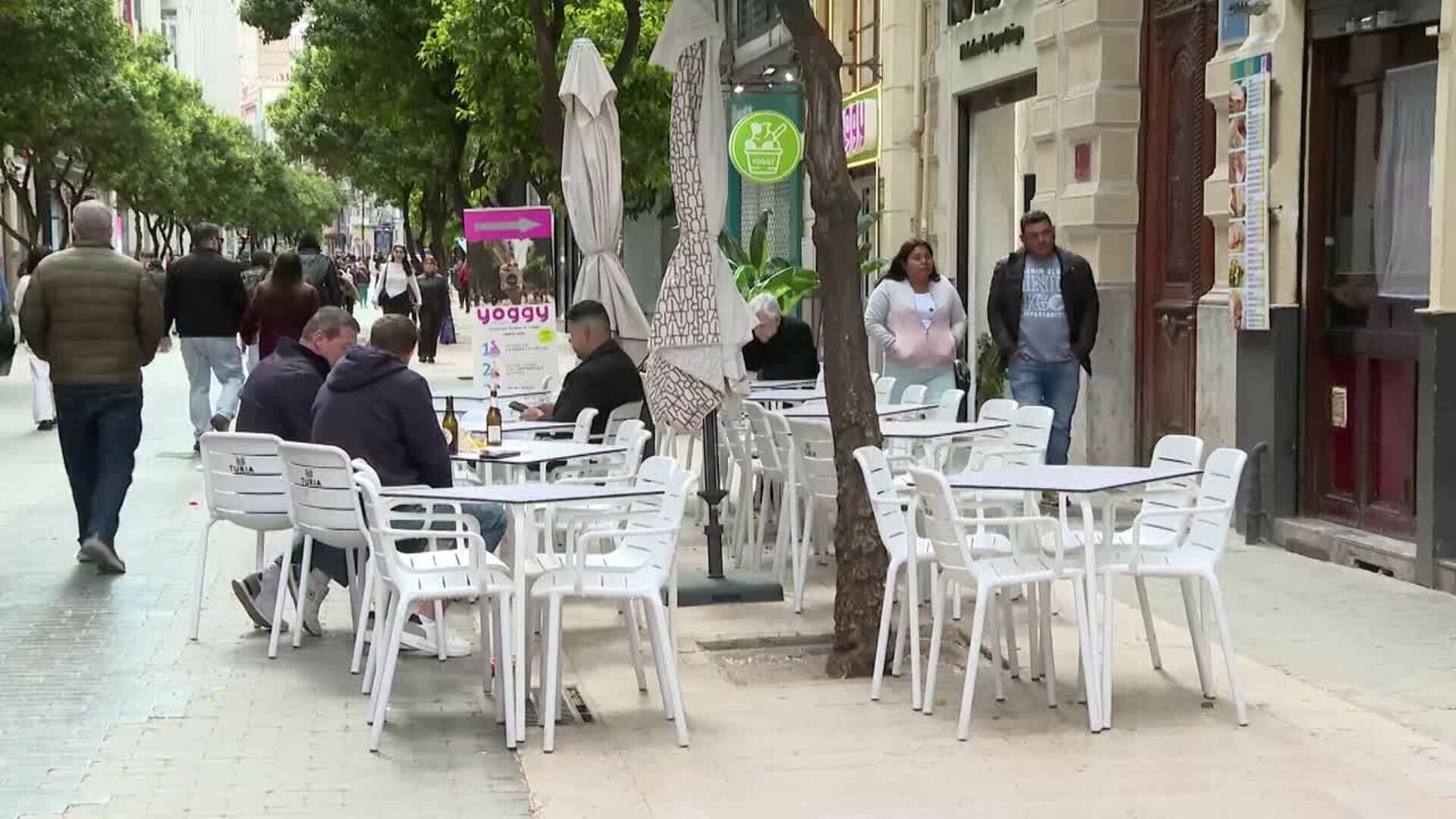 Las fuertes rachas de viento frenan el turismo de Semana Santa en València: "Hoy no playa"