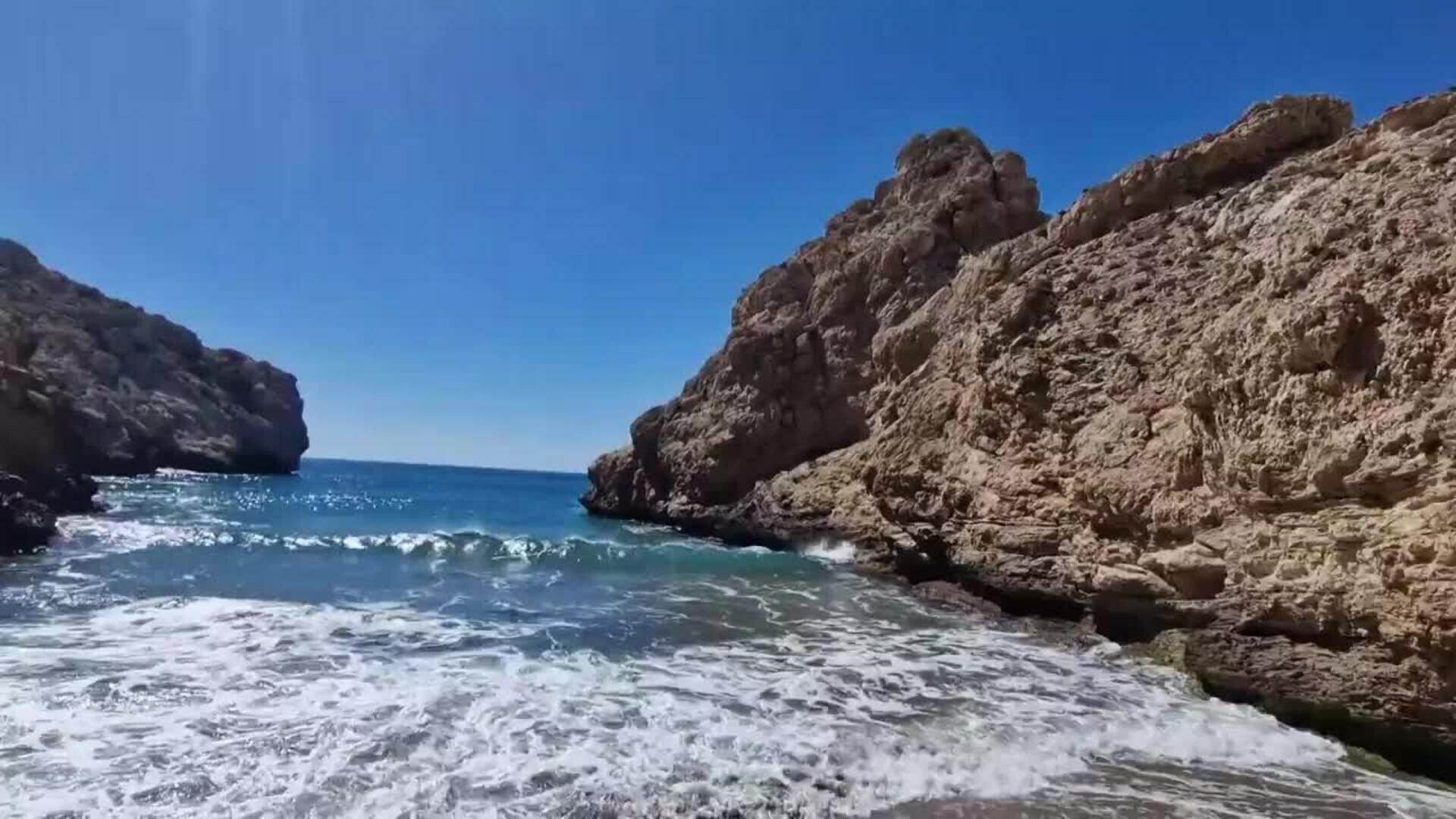 Garrafas de combustible abandonadas procedentes de narcolanchas ensucian las calas de Almería