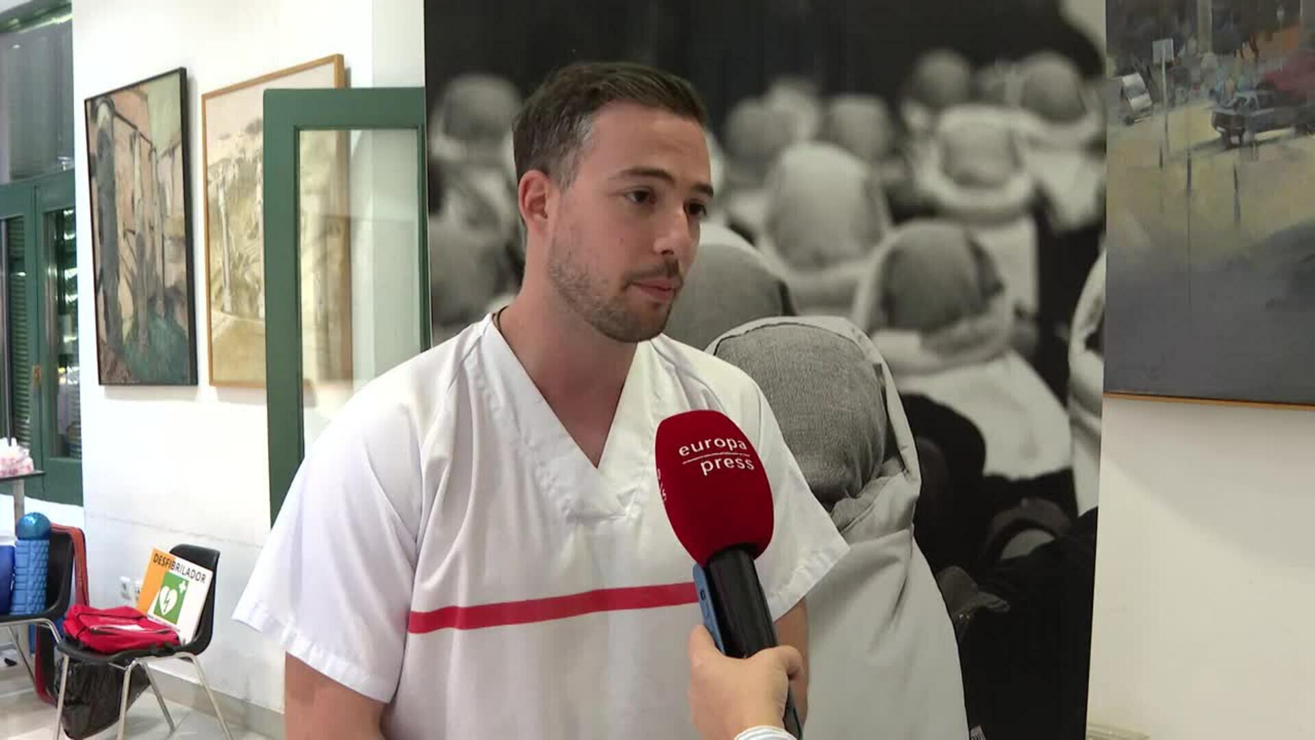 Fisioterapeutas sevillanos alivian dolencias y mejoran posturas de costaleros