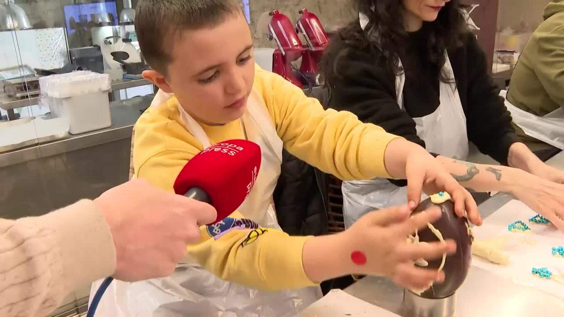 El Museo del Chocolate de Barcelona acerca la pastelería a la gente decorando huevos de Pascua
