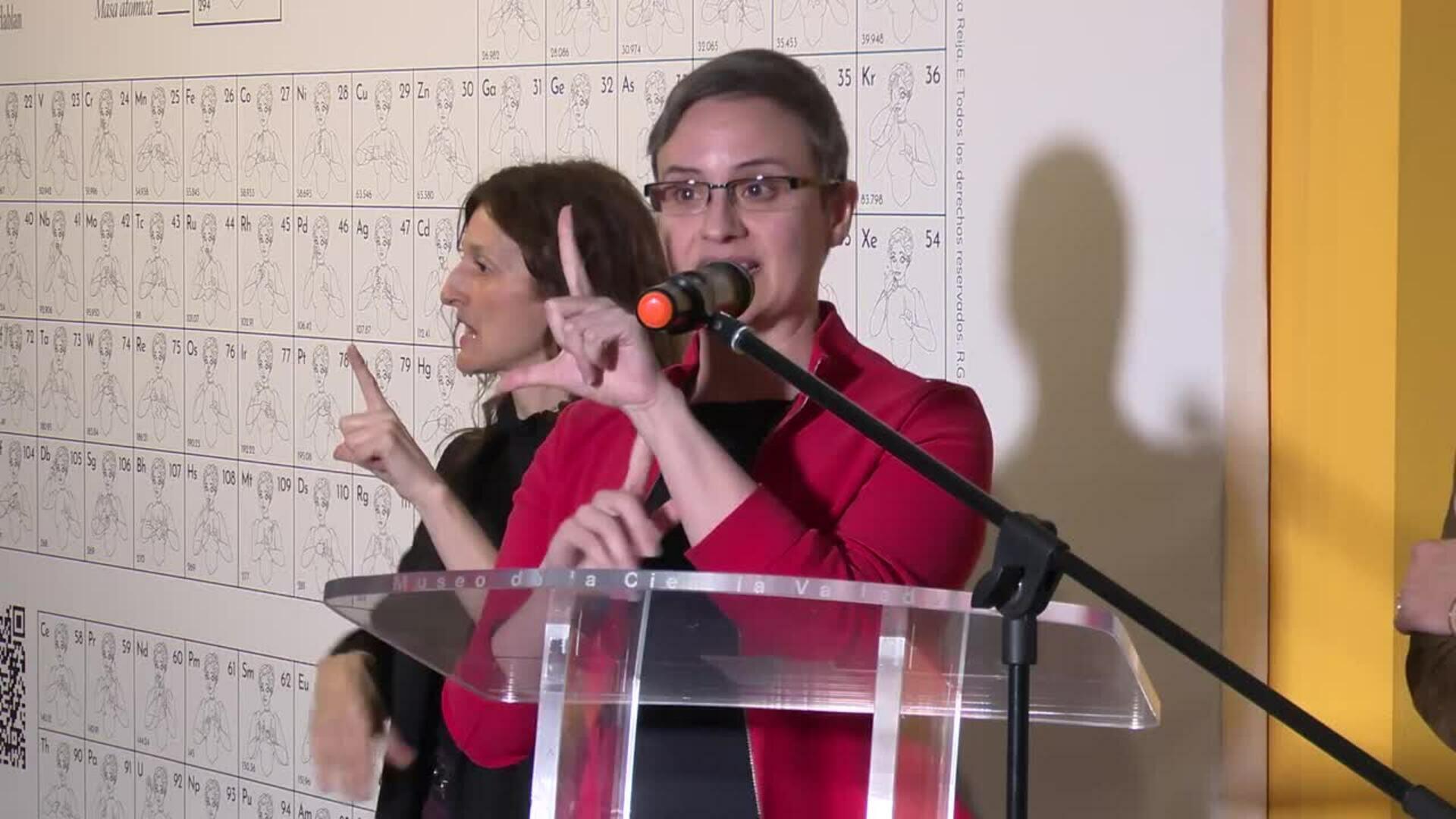 El Museo de la Ciencia de Valladolid instala una tabla periódica en Lengua de Signos Española
