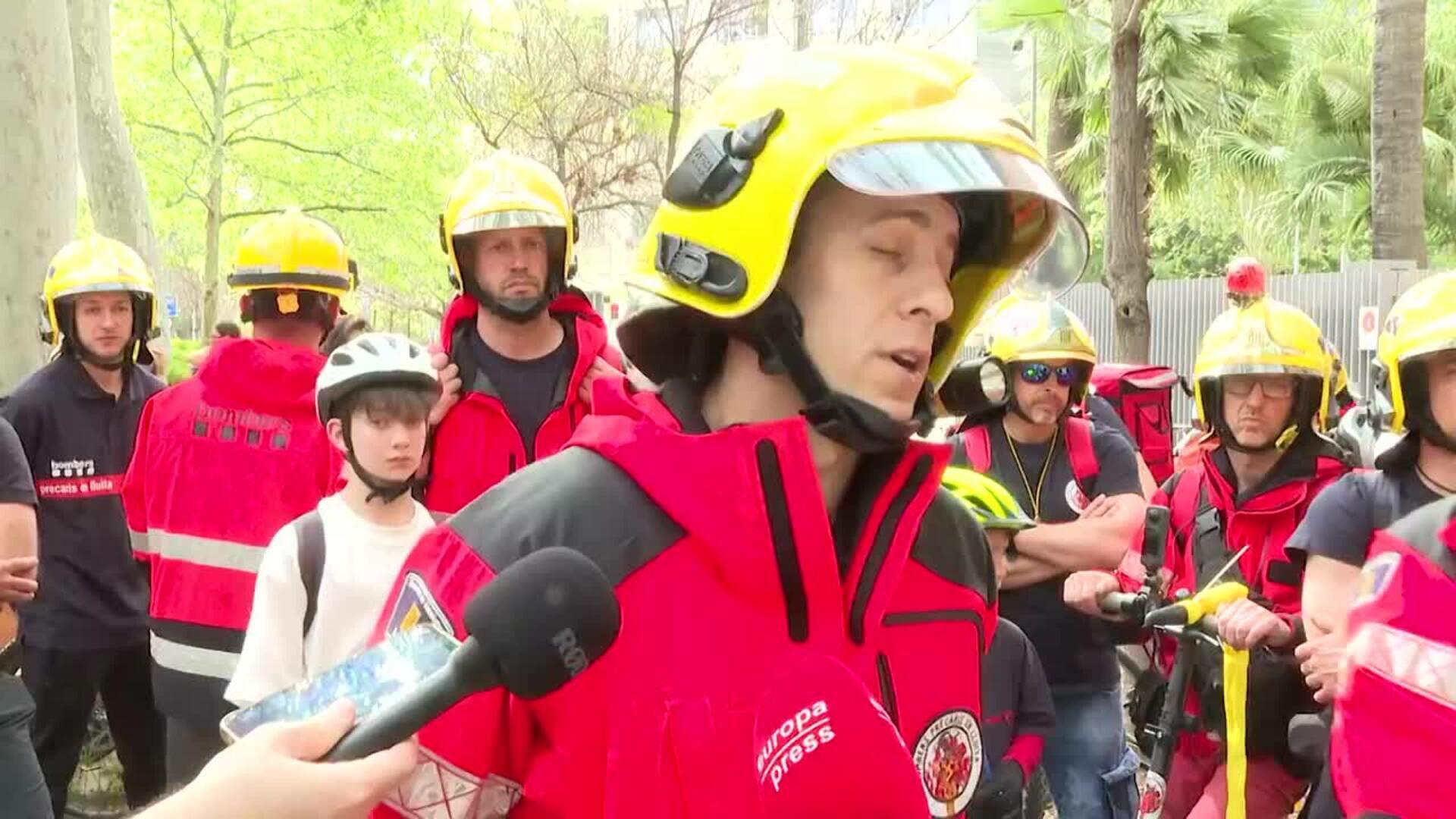 Los bomberos voluntarios catalanes exigen mejoras urgentes de sus derechos con una protesta