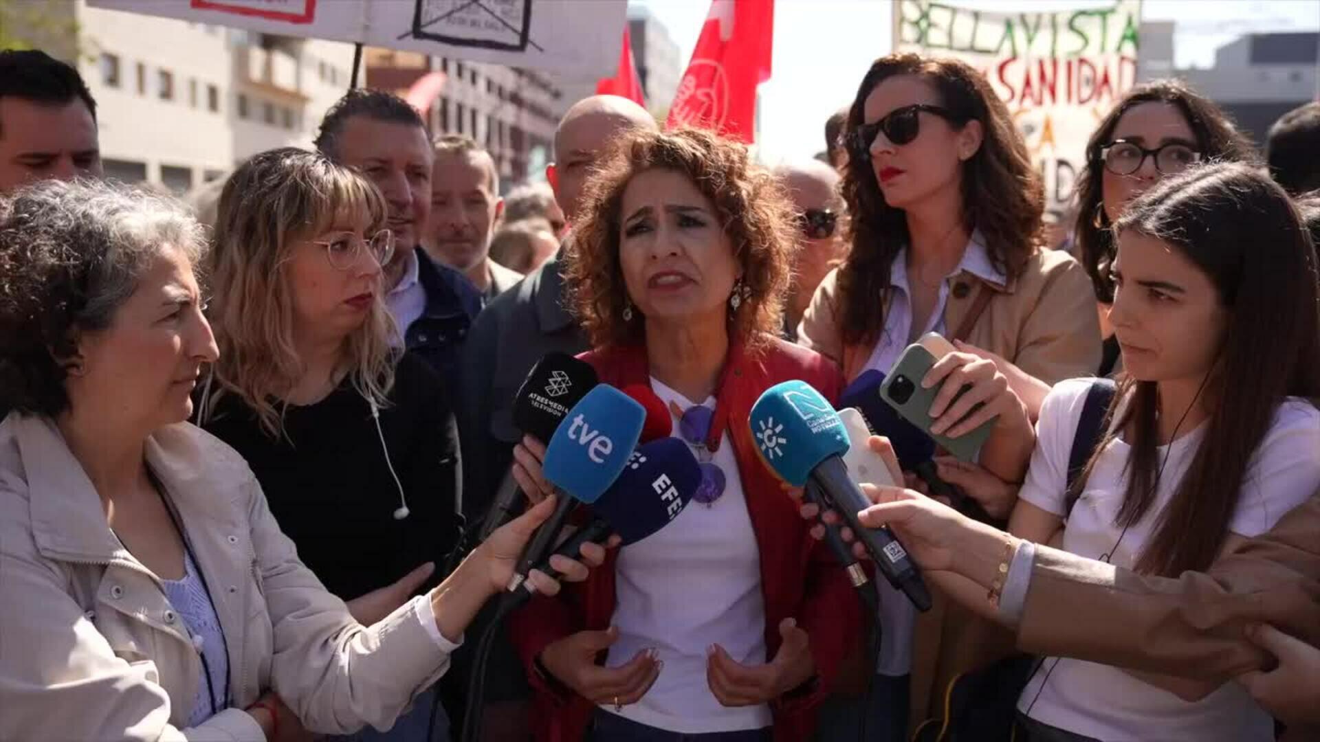 Montero acusa a Moreno de "vender" el proyecto de vida de los andaluces a la sanidad privada