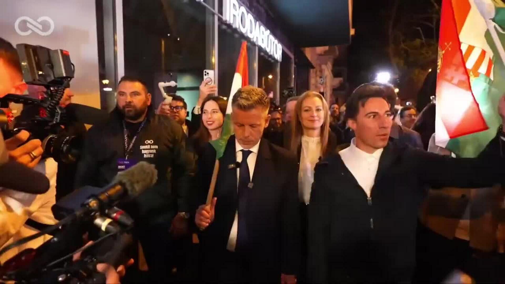 Magyar se da un baño de masas tras su victoria en las elecciones de Hungría