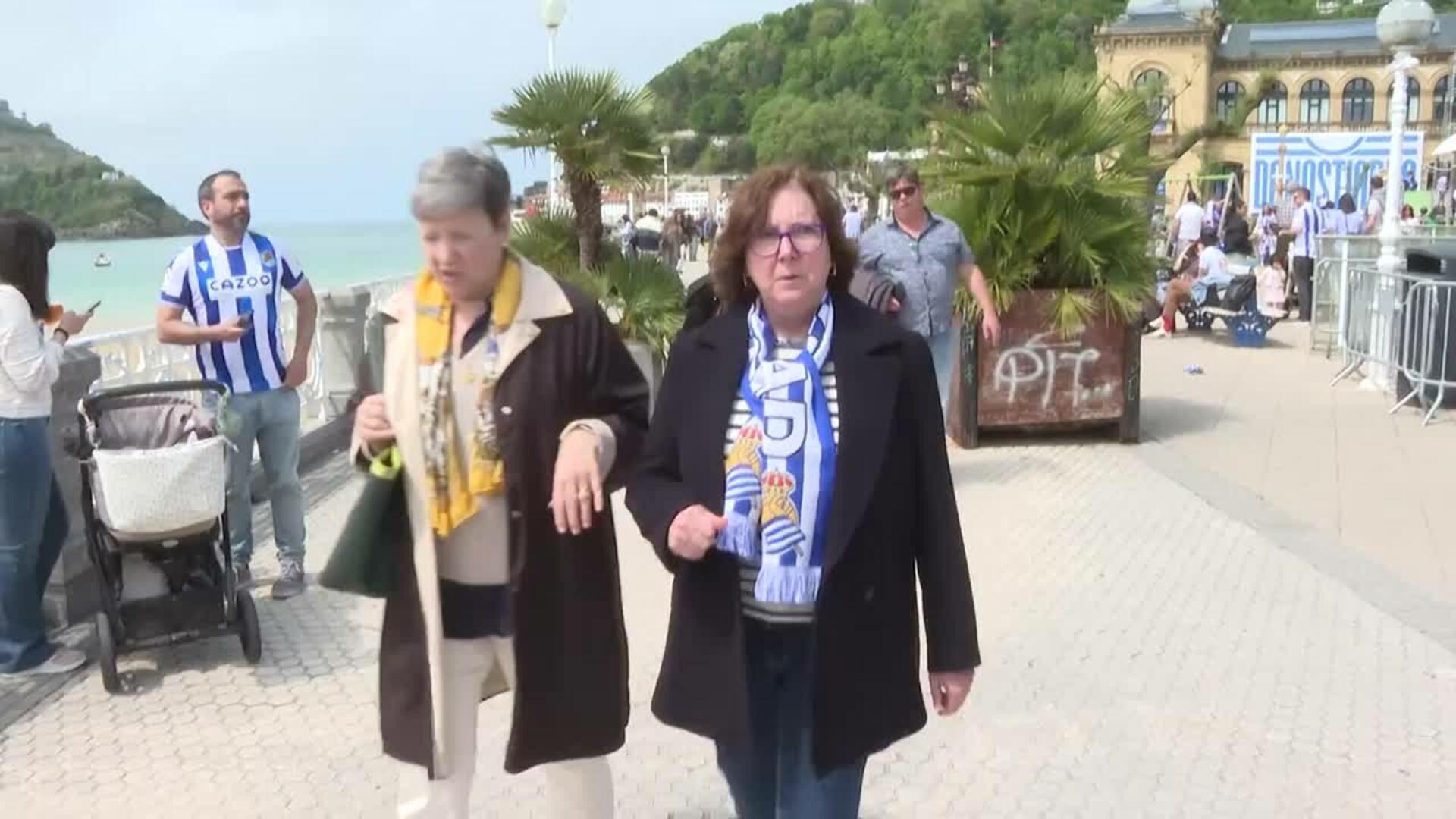 Aficionados de la Real Sociedad tiñen de blanquiazul San Sebastián antes de la final de Copa