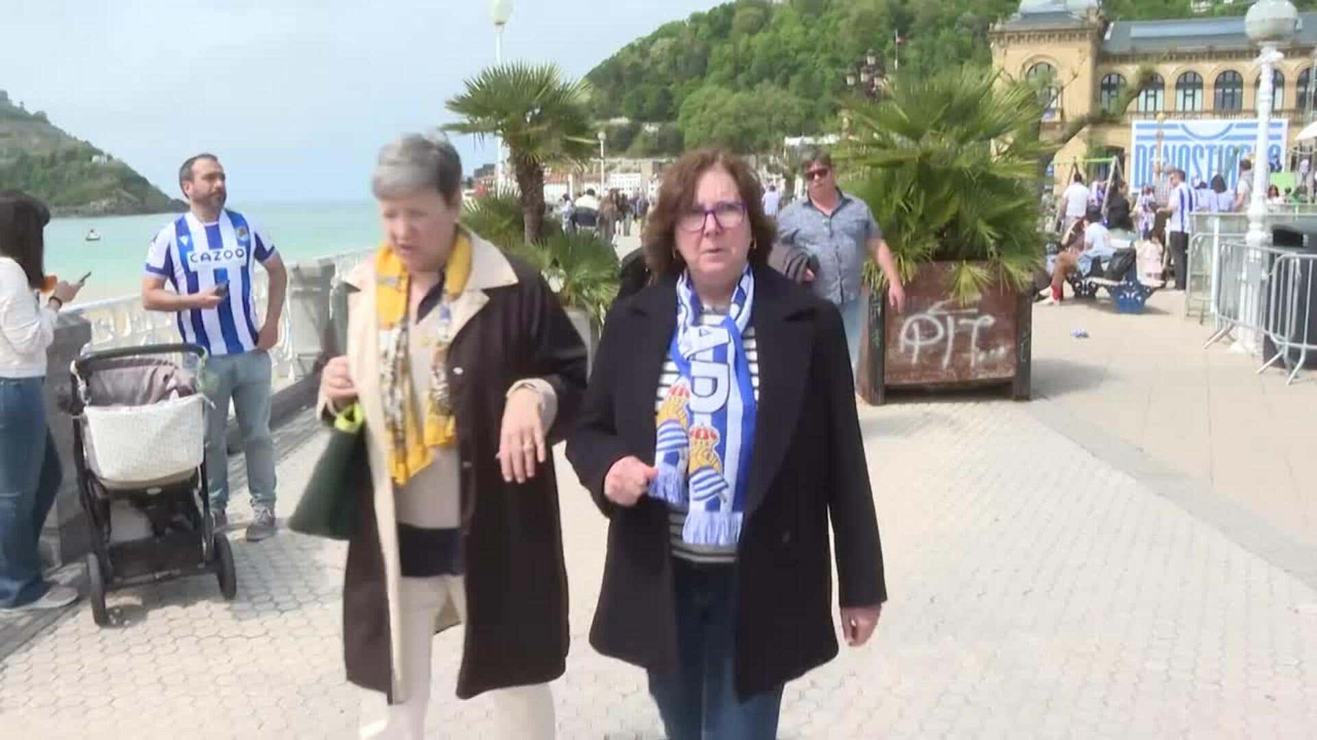 Aficionados de la Real Sociedad tiñen de blanquiazul San Sebastián antes de la final de Copa