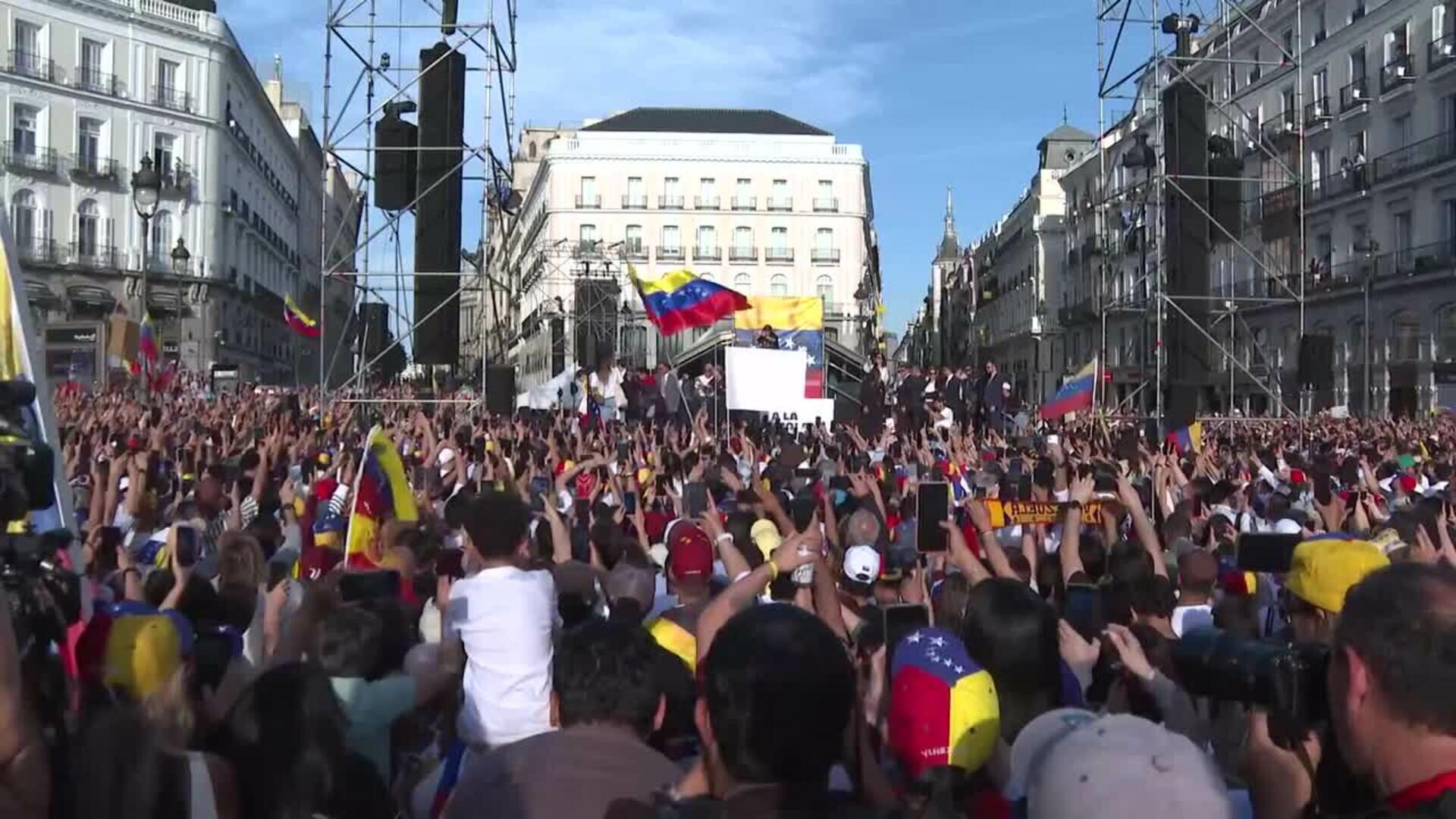 Miles de venezolanos reciben a María Corina Machado en la Puerta del Sol