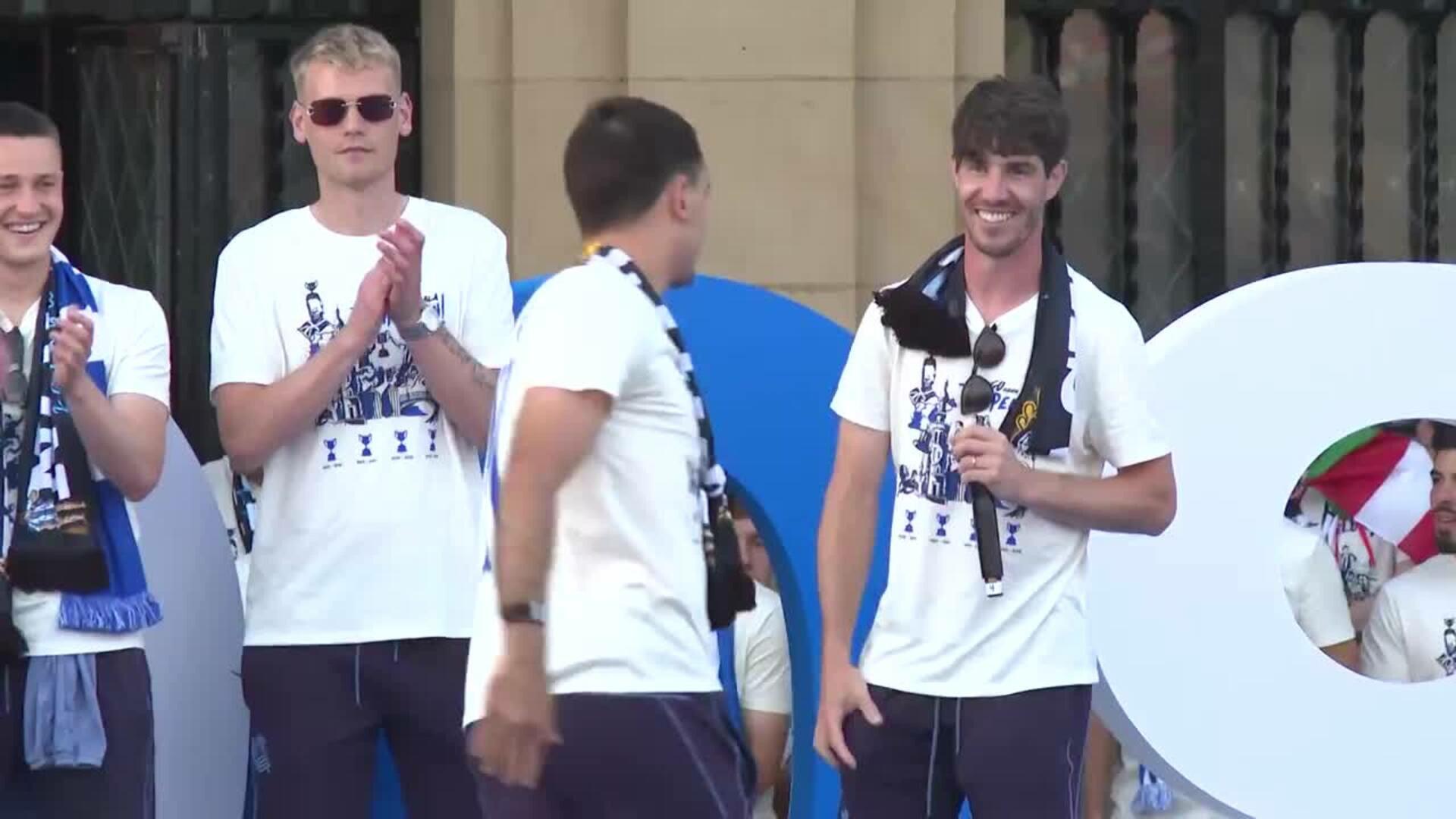 La Real Sociedad dedica la Copa del Rey a sus miles de aficionados