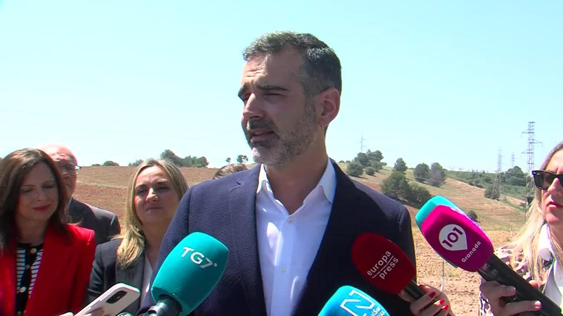 Pacheco visita la barriada granadina de El Fargue, donde se actúa en la red de saneamiento