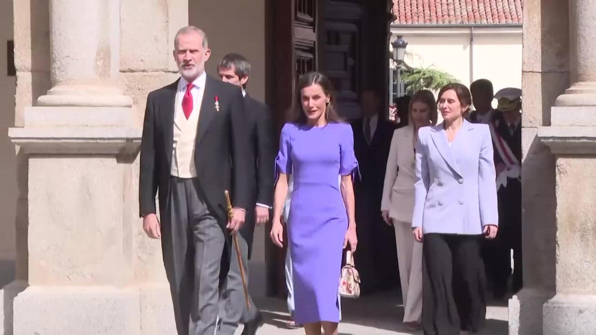 La Reina Letizia acapara las miradas con su vestido violeta en la entrega del Premio Cervantes