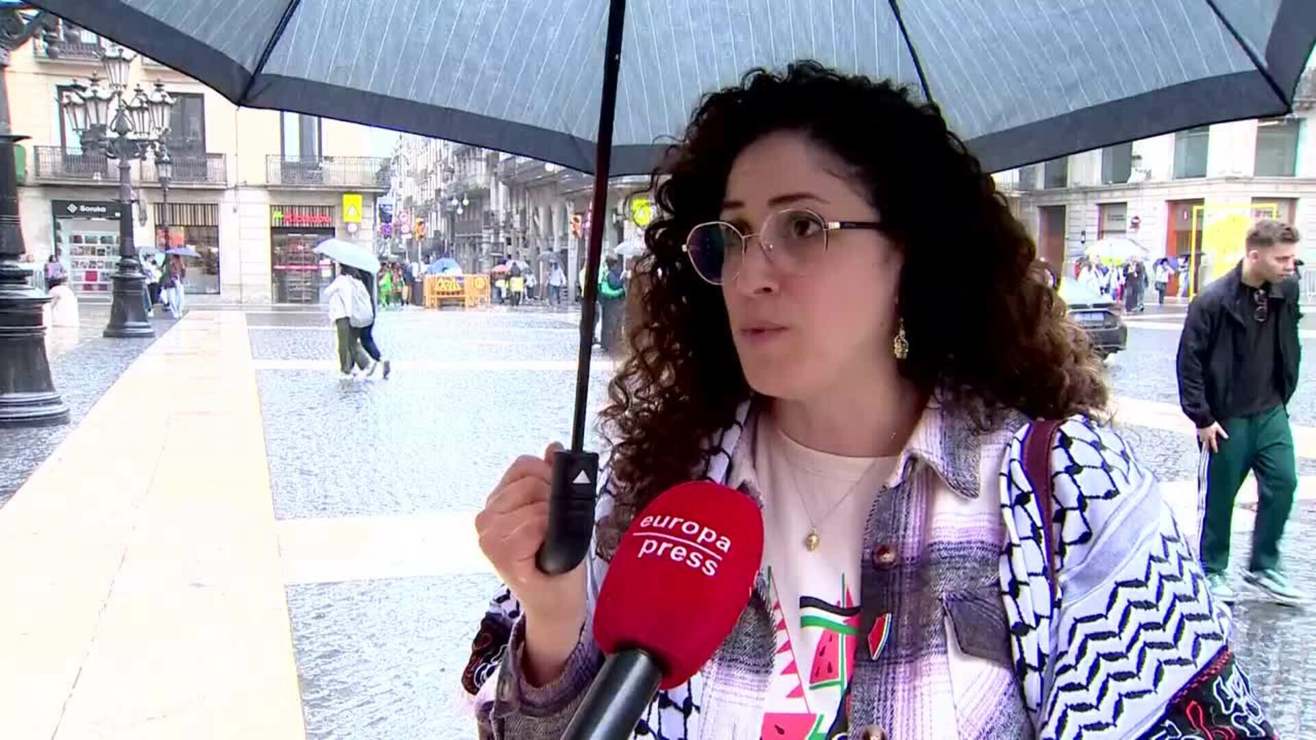 Mujer de Saif Abukeshek afirma que él ha sufrido maltrato de Israel y está en huelga de hambre