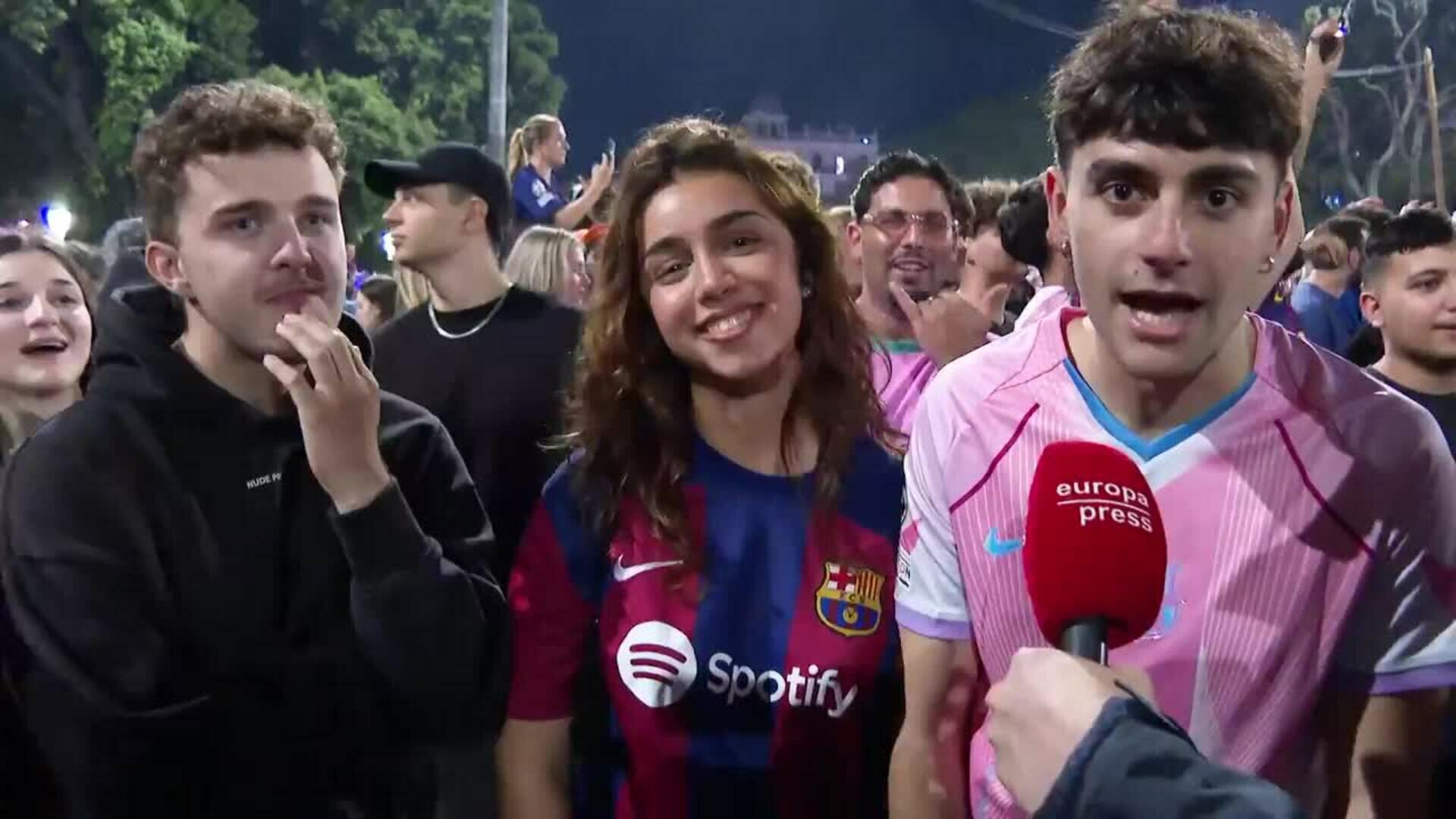 Aficionados del FC Barcelona celebran la Liga llenando la plaza Catalunya