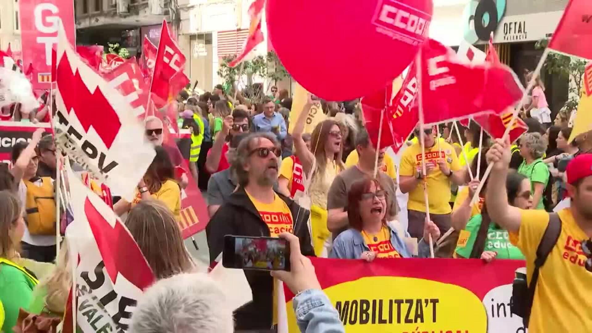 Profesorado en huelga recorre las calles en defensa de la educación pública valenciana
