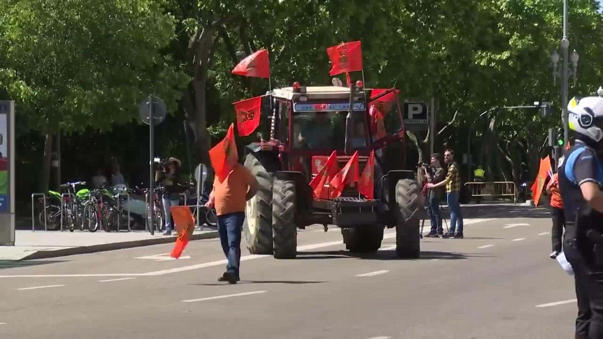 Cientos de agricultores recorren Valladolid y lanzan un "SOS" para que CyL no sea un "desierto"