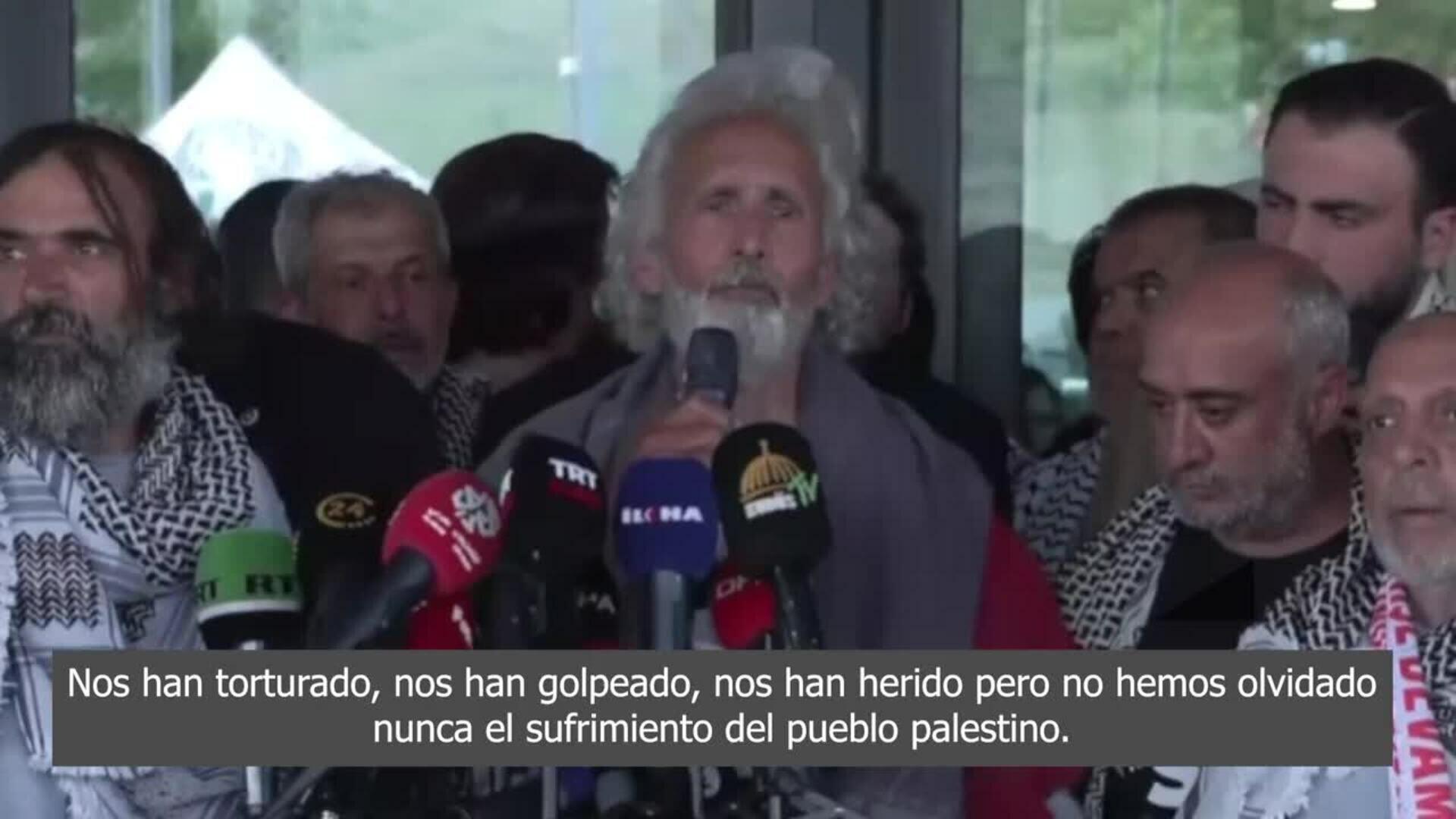 Los activistas de la Flotilla detenidos por Israel llegan a Estambul: "Hemos sido torturados"