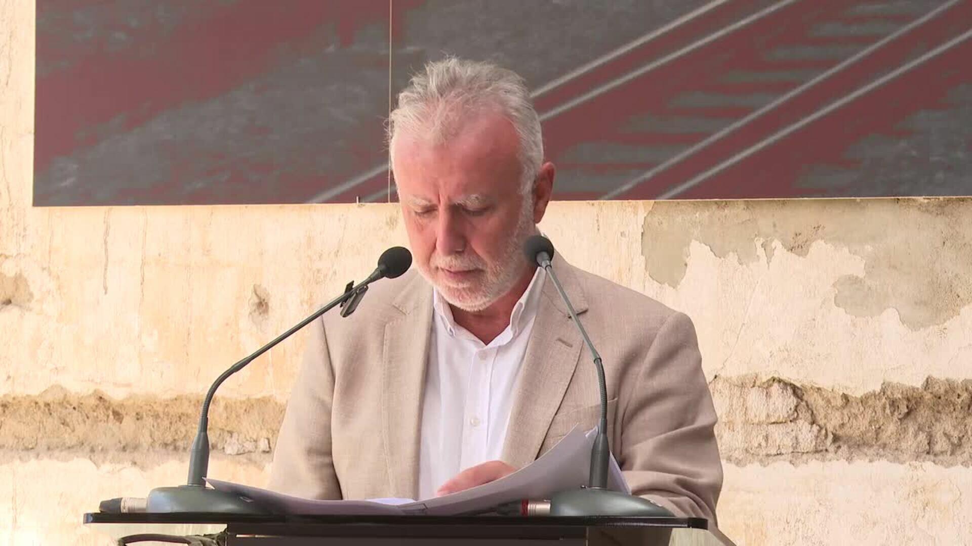 Torres reivindica la memoria de presos republicanos en la inauguración de placa en Bustarviejo