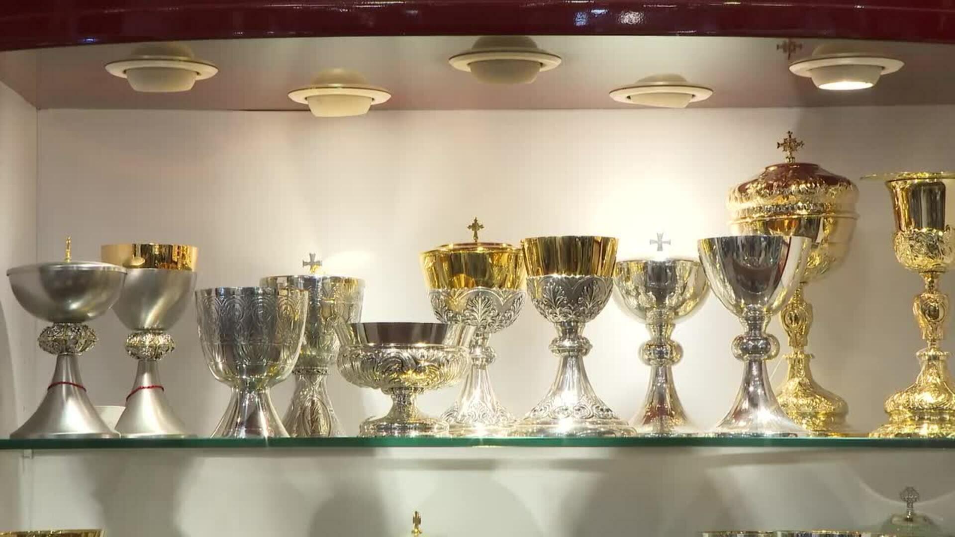 Tienda de artículos religiosos ofrece todo tipo de recuerdos ante la visita del Papa a Madrid