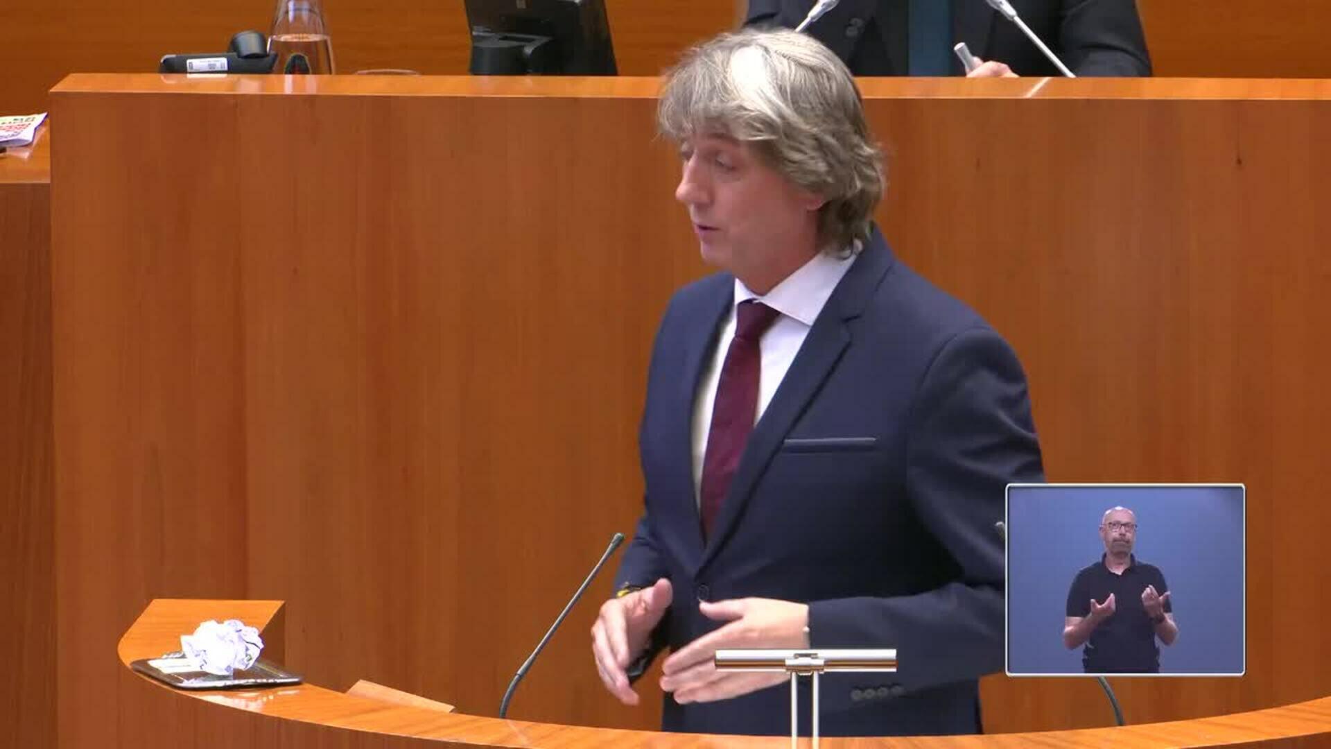 Martínez muestra a Mañueco el "gurruño" de Vox con el que se "ha tragado sus principios"