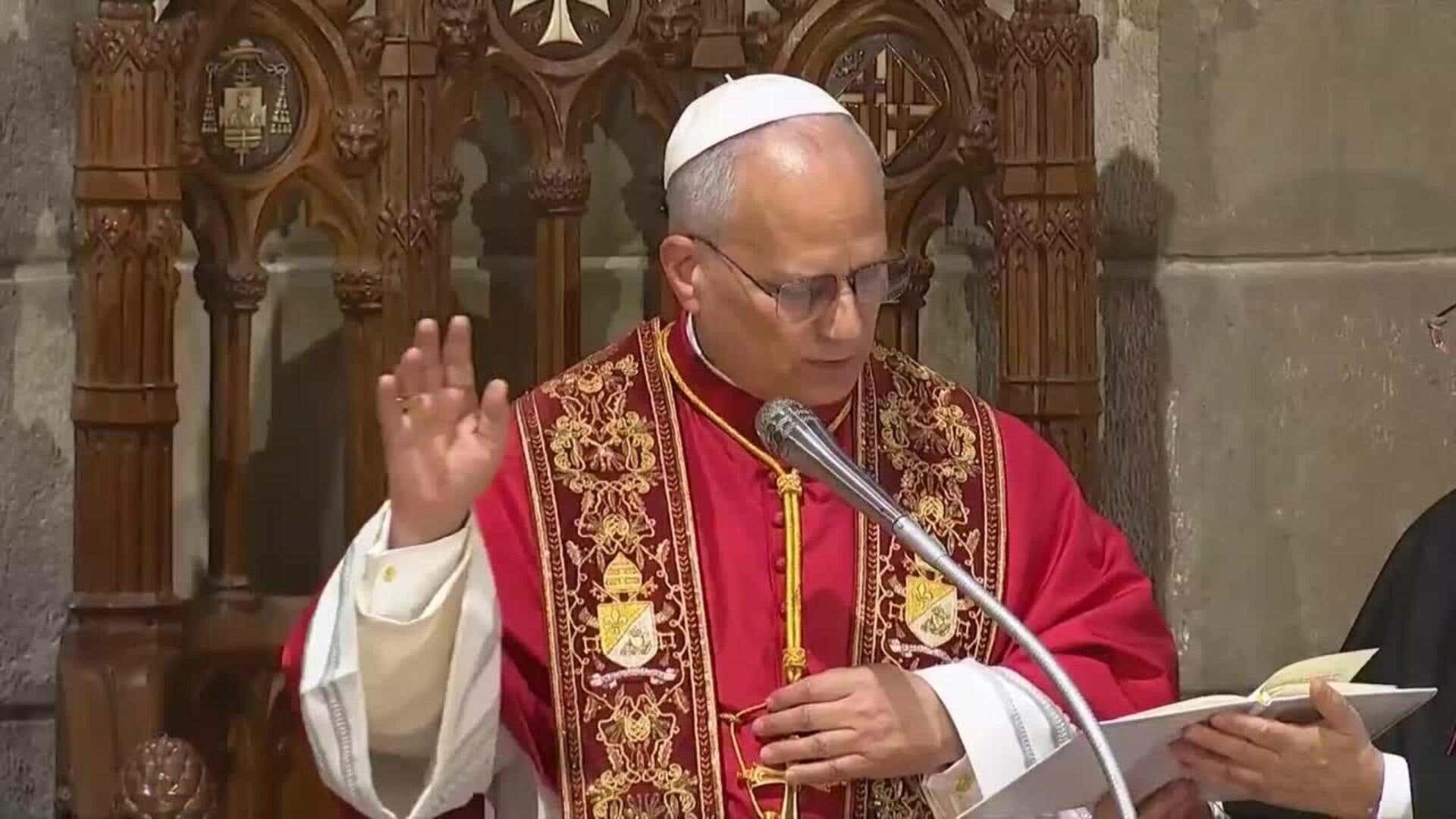 El Papa, entre gritos y aplausos, celebra una homilía en la Catedral de Barcelona