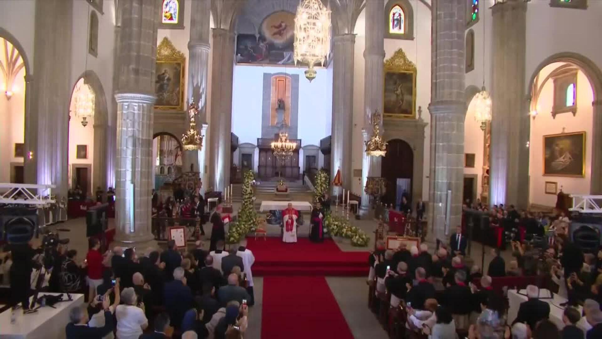 Primer recorrido en papamóvil de León XIV en Canarias, con vítores y sin contacto directo