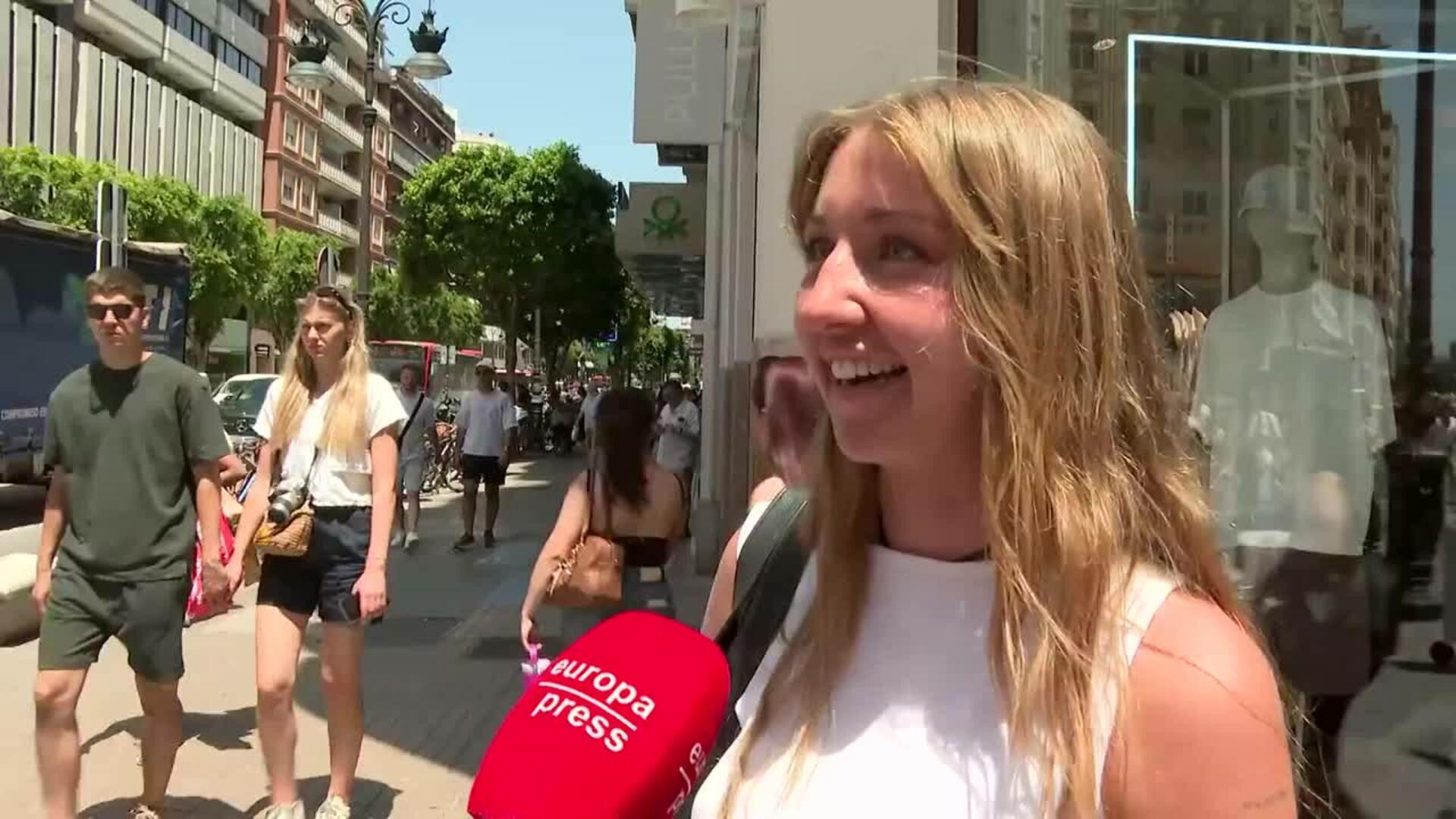 Piscinas, playas o centros comerciales para combatir el calor: “Es muy duro”