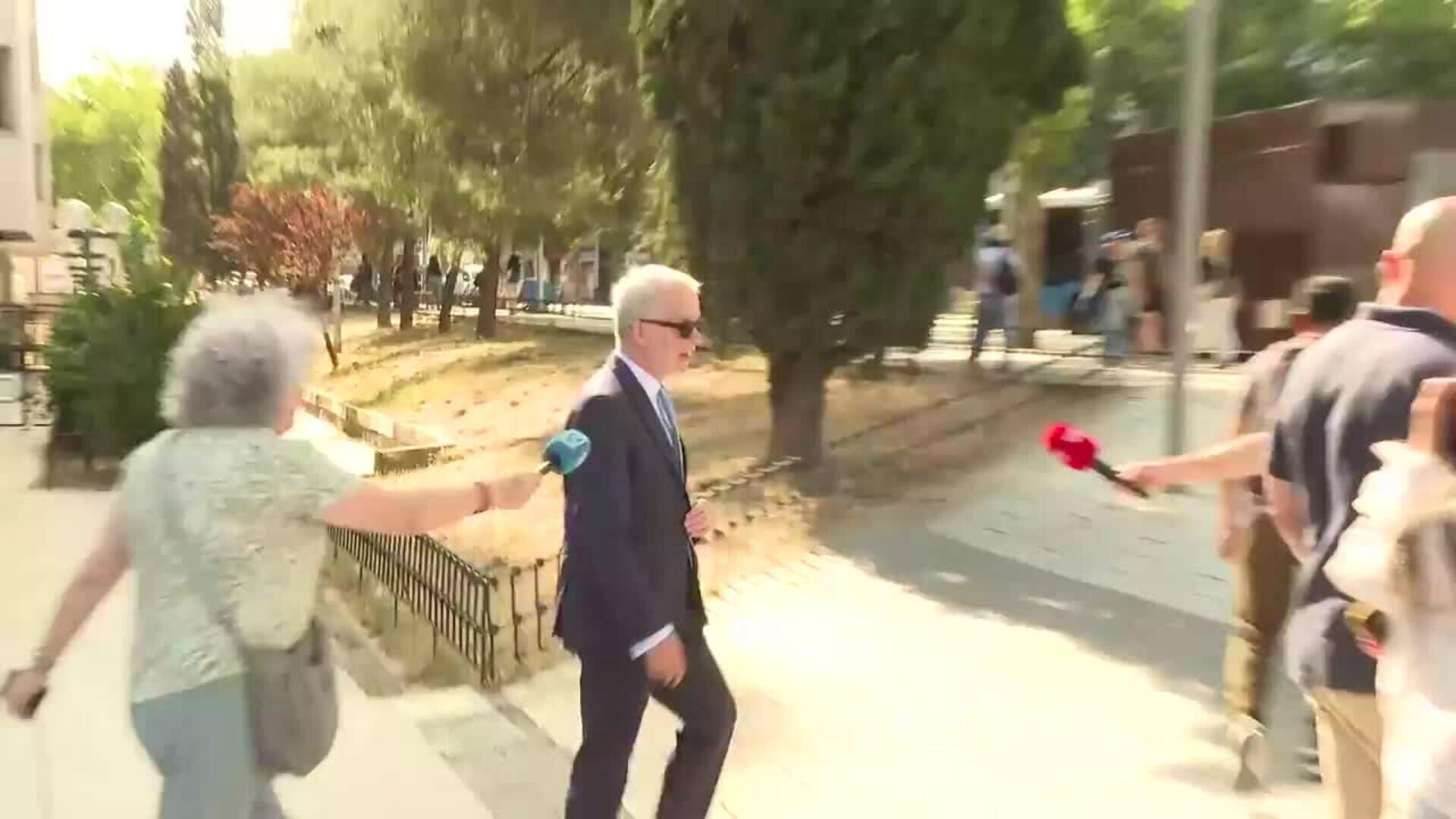 Antonio Camacho confirma que "todo ha ido bien" en la entrega del pasaporte de Begoña Gómez