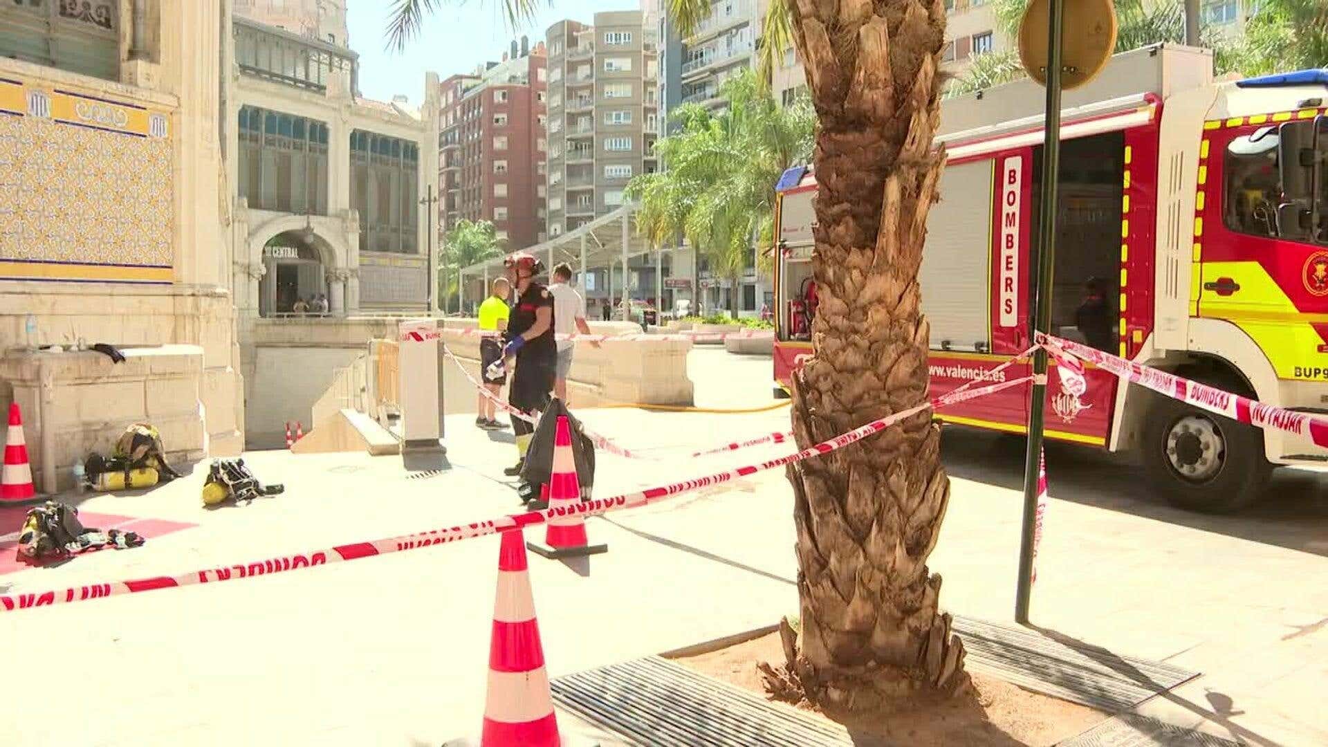 Un incendio en un cuadro eléctrico en el sótano del Mercado central obliga a desalojarlo