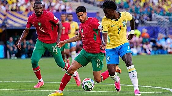 Vinicius amansa a los leones
