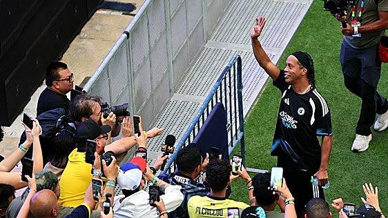 Ronaldinho amenaza con volver a jugar y habla de España: «Tiene jóvenes con talento, los veo bien»