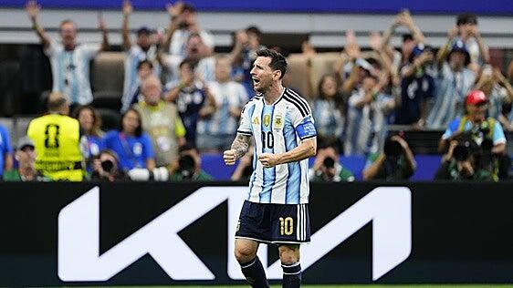 Messi honra a Maradona y se convierte en el máximo goleador de los Mundiales