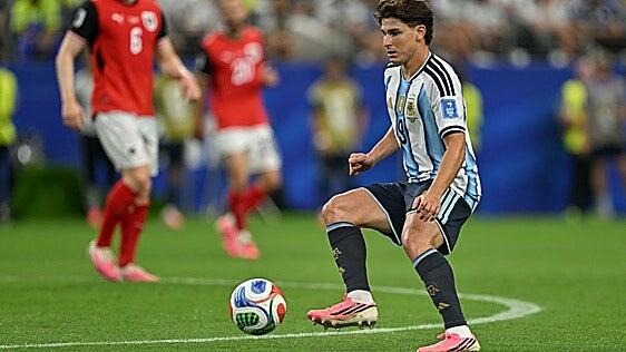Julián Álvarez escoge hacer daño al Atlético