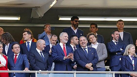 El Rey, rodeado de futbolistas históricos, vibró con la victoria de España