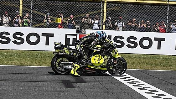 Raúl Fernández gana el sprint después de que el VAR le quitase la pole