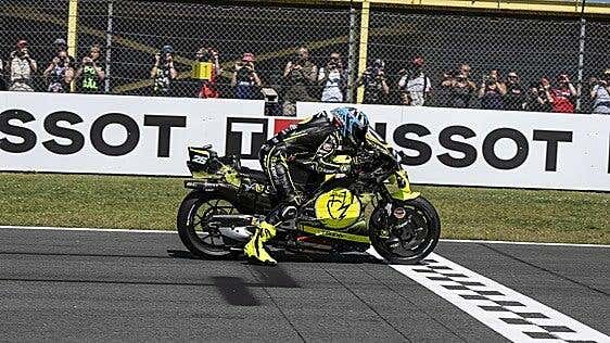 Raúl Fernández gana el sprint después de que el VAR le quitase la pole