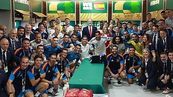 El Rey, rodeado de futbolistas históricos, vibró con la victoria de España