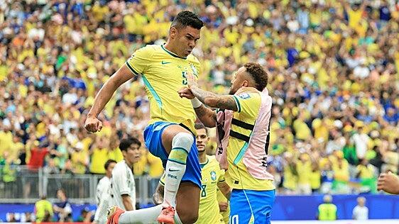 Brasil remonta en el 95 y manda a casa a Japón