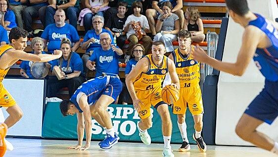 El Cajasiete Gran Canaria aprende a sufrir en el destierro de plata y mantiene el liderato tras ganar al Fuenla (68-79)