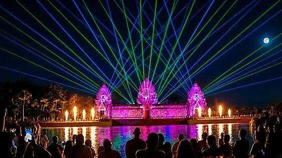 Más de 4.000 personas se rinden a la adrenalina y la magia nocturna en la inauguración del Costa Adeje Siam Night