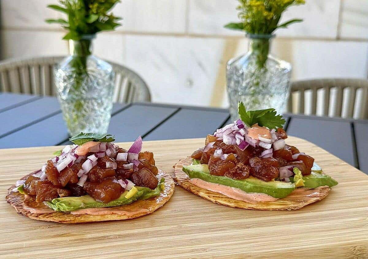 Hojaldre, aguacate y atún marinado: la receta que querrás comer durante todo el verano
