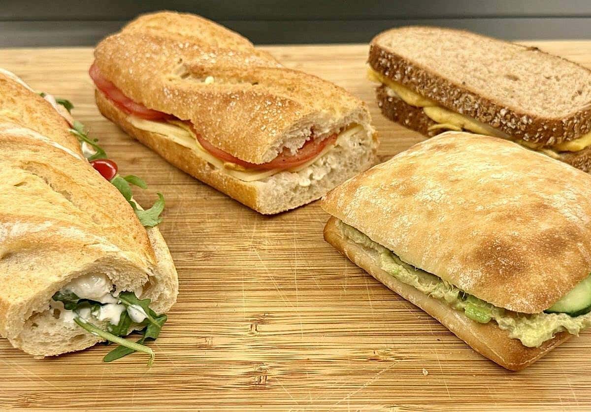 Ni jamón ni tortilla de papas: estas son las recetas de los cuatro bocadillos que llenarán la nevera de playa este verano