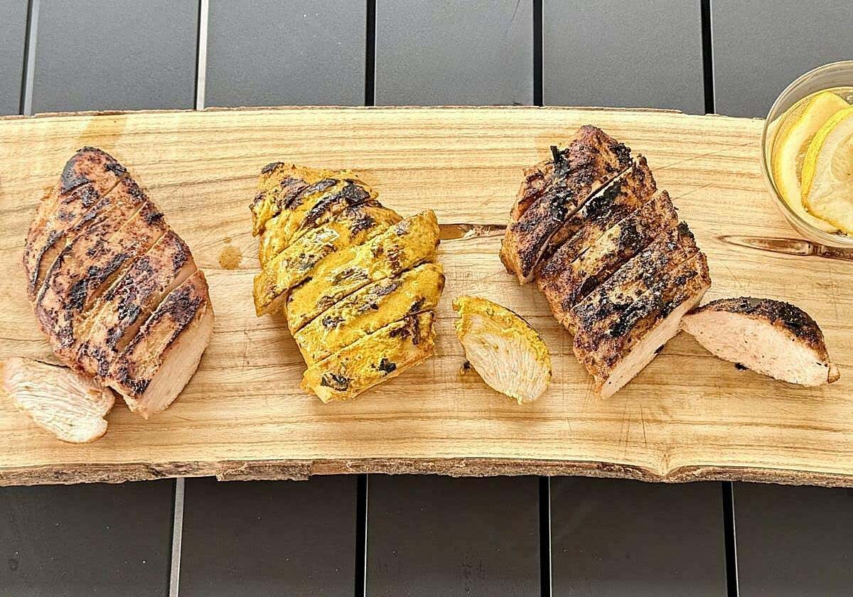 Ni a la plancha ni empanada: las tres recetas de pechuga de pollo más jugosas y sabrosas del verano