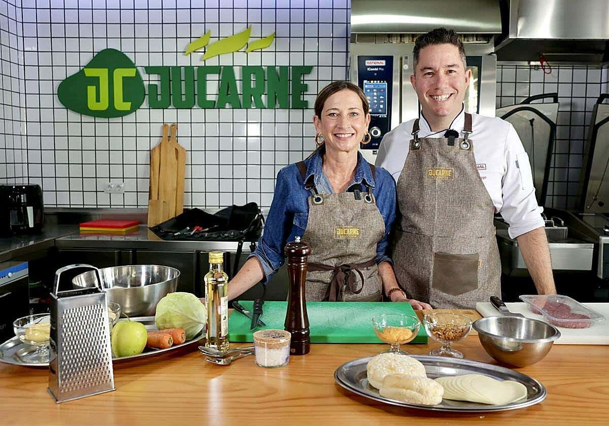 Una hamburguesa y una ensalada de col: la video receta que preparamos con Juan Santiago, chef y embajador de Jucarne