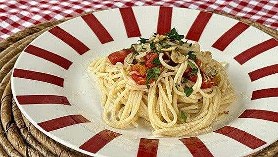 Berberechos, espaguetis y tomates cherry: la pasta más sabrosa y fácil del verano