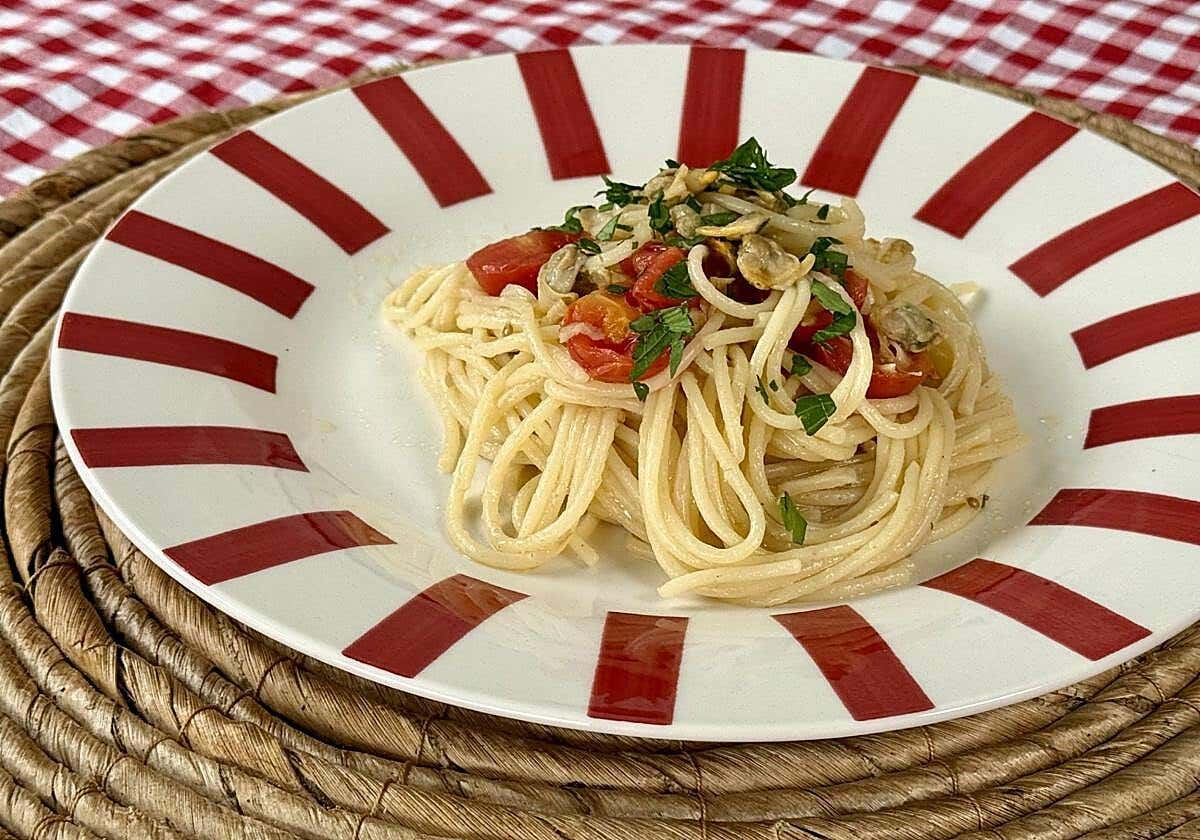 Berberechos, espaguetis y tomates cherry: la pasta más sabrosa y fácil del verano