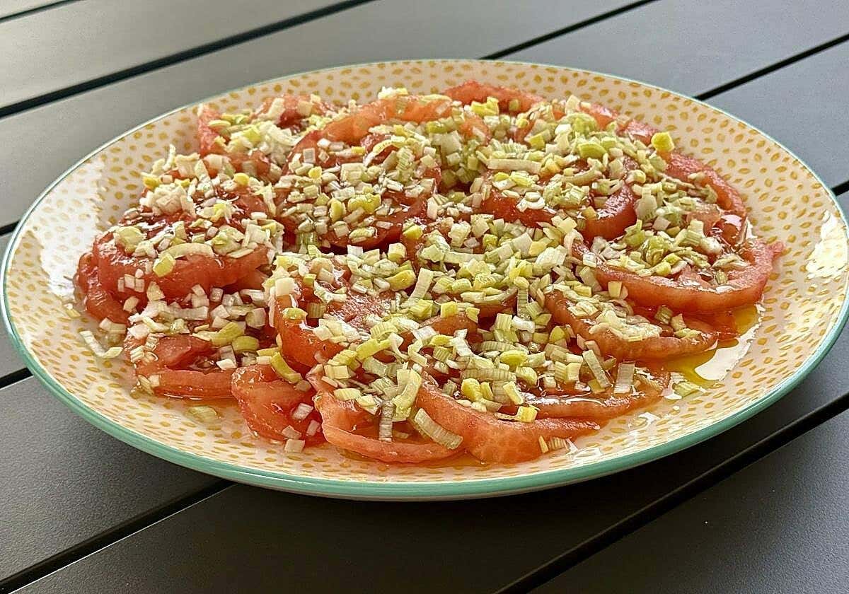 Cómo convertir unos tomates aliñados en uno de los mejores platos del verano